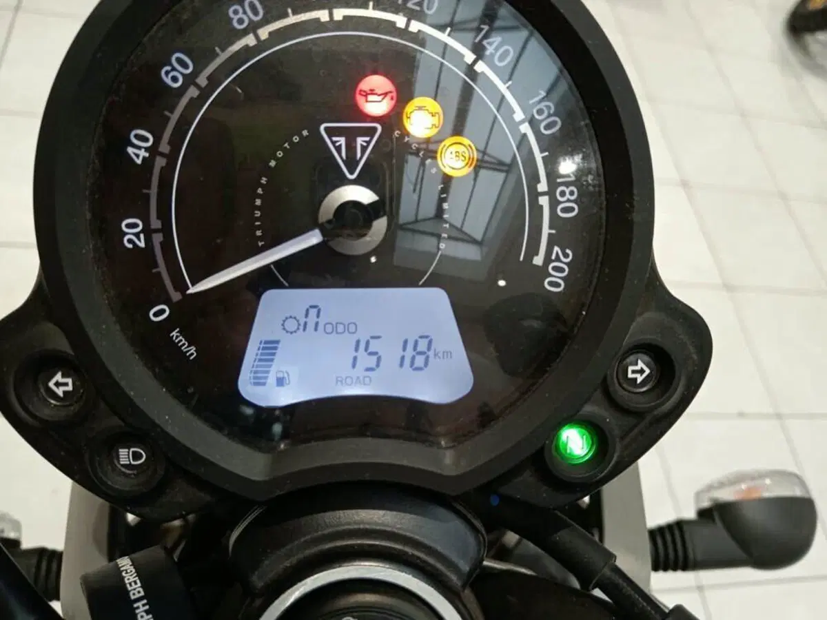 Triumph Street Twin 900 (2021 - 22) (5)