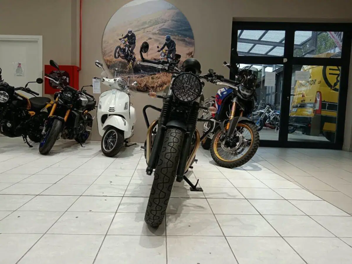 Triumph Street Twin 900 (2021 - 22) (2)