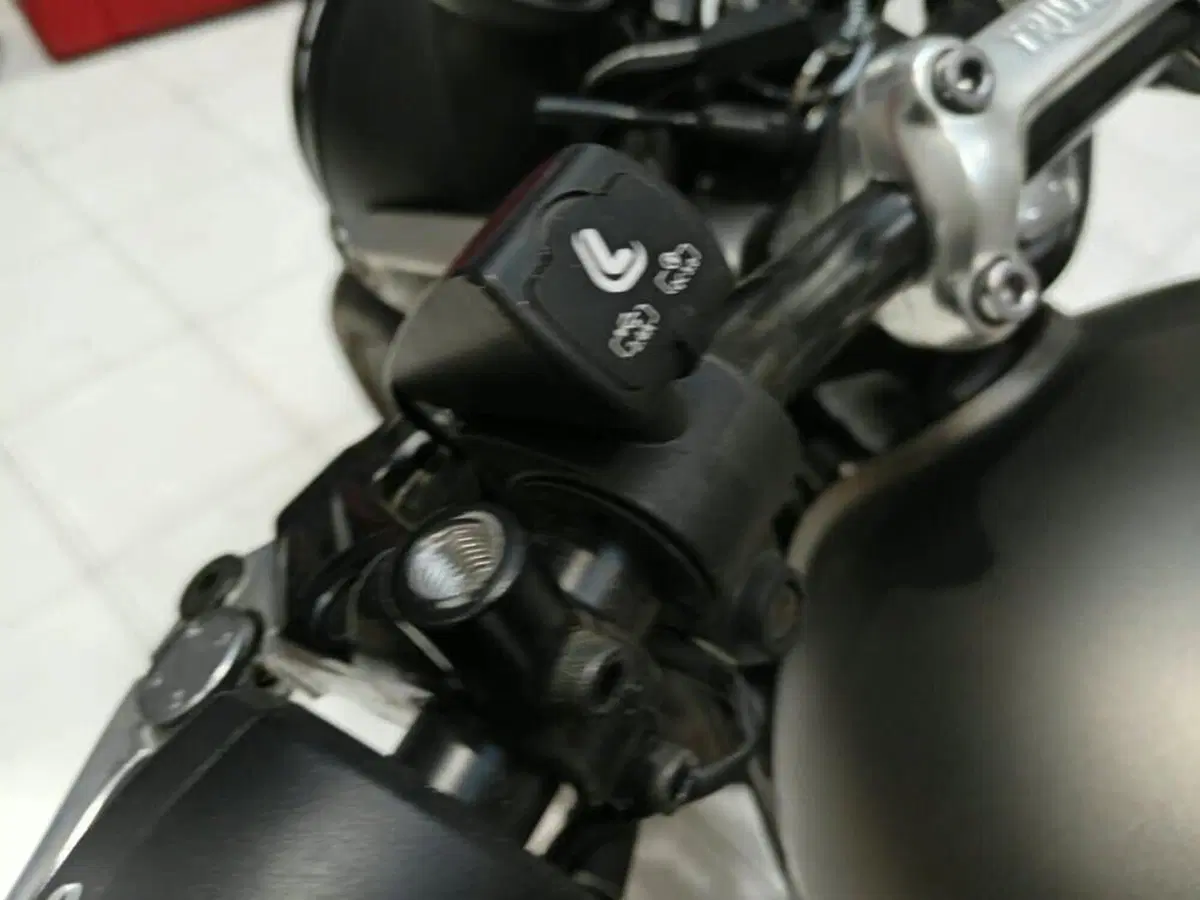 Triumph Street Twin 900 (2021 - 22) (9)