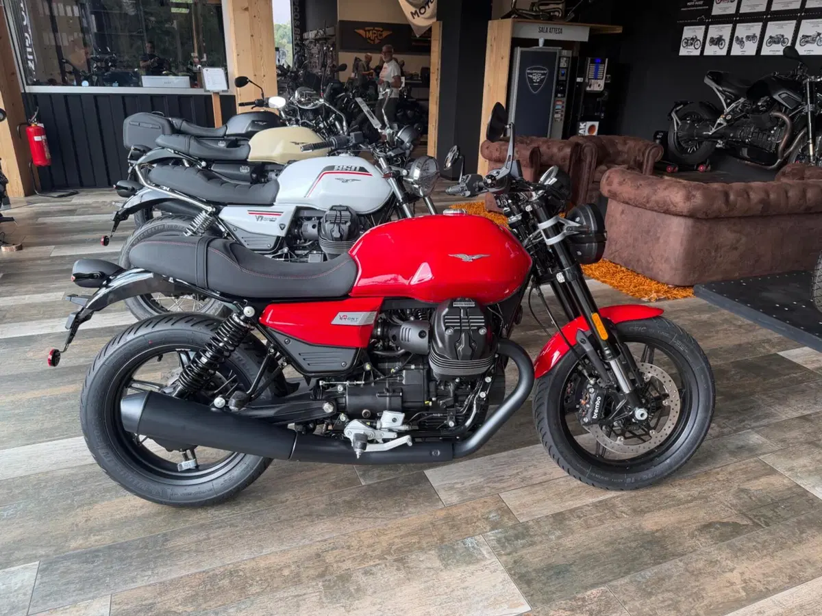 Moto Guzzi V7 Sport (2025 - 26) (2)