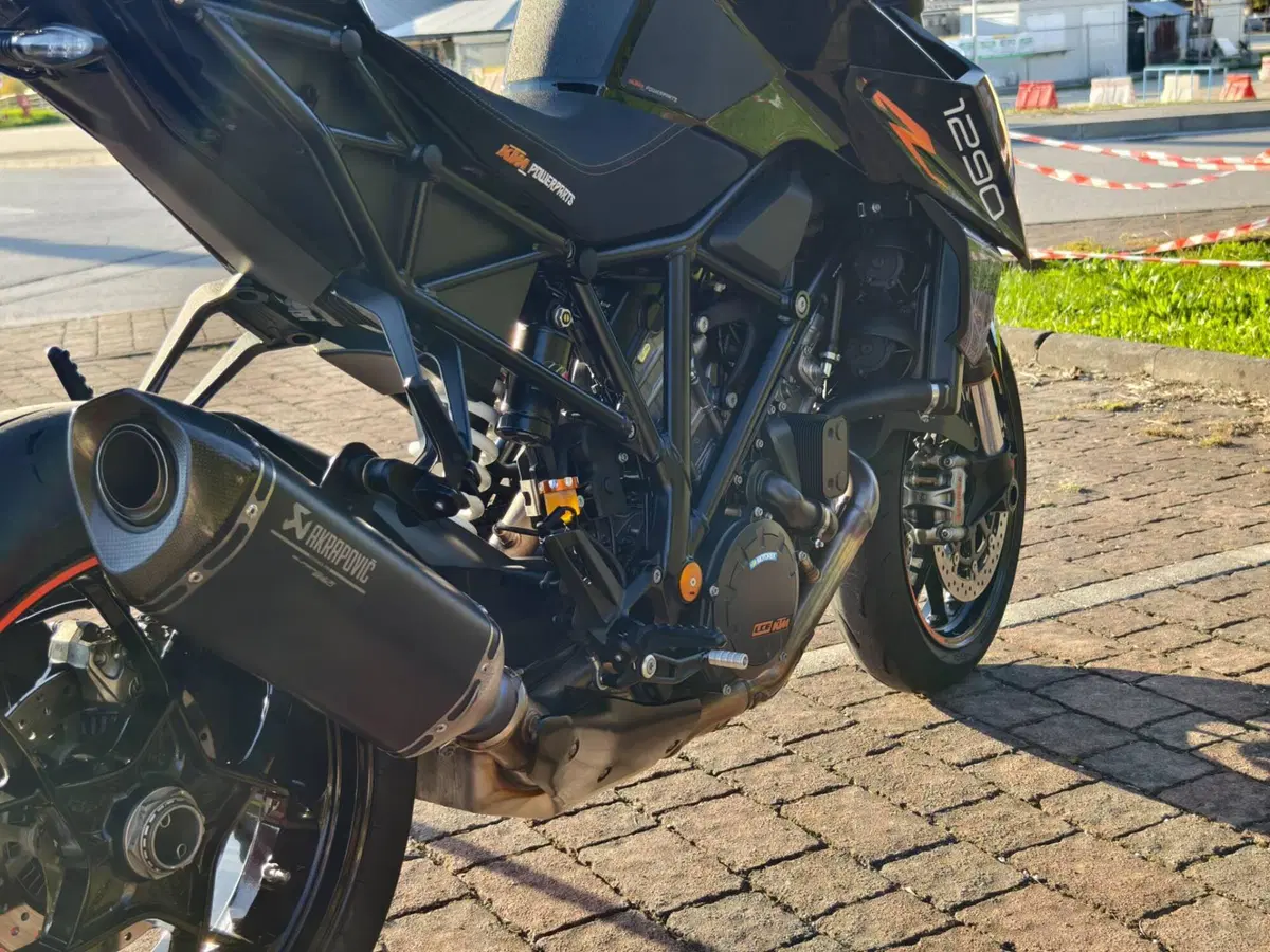 KTM 1290 Super Duke R (2019) (5)