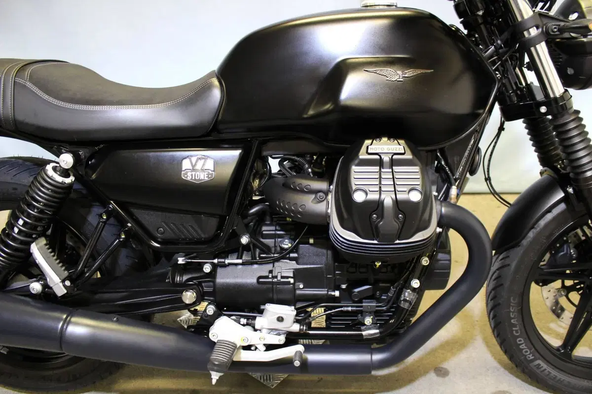 Moto Guzzi V7 Stone (2025 - 26) (9)