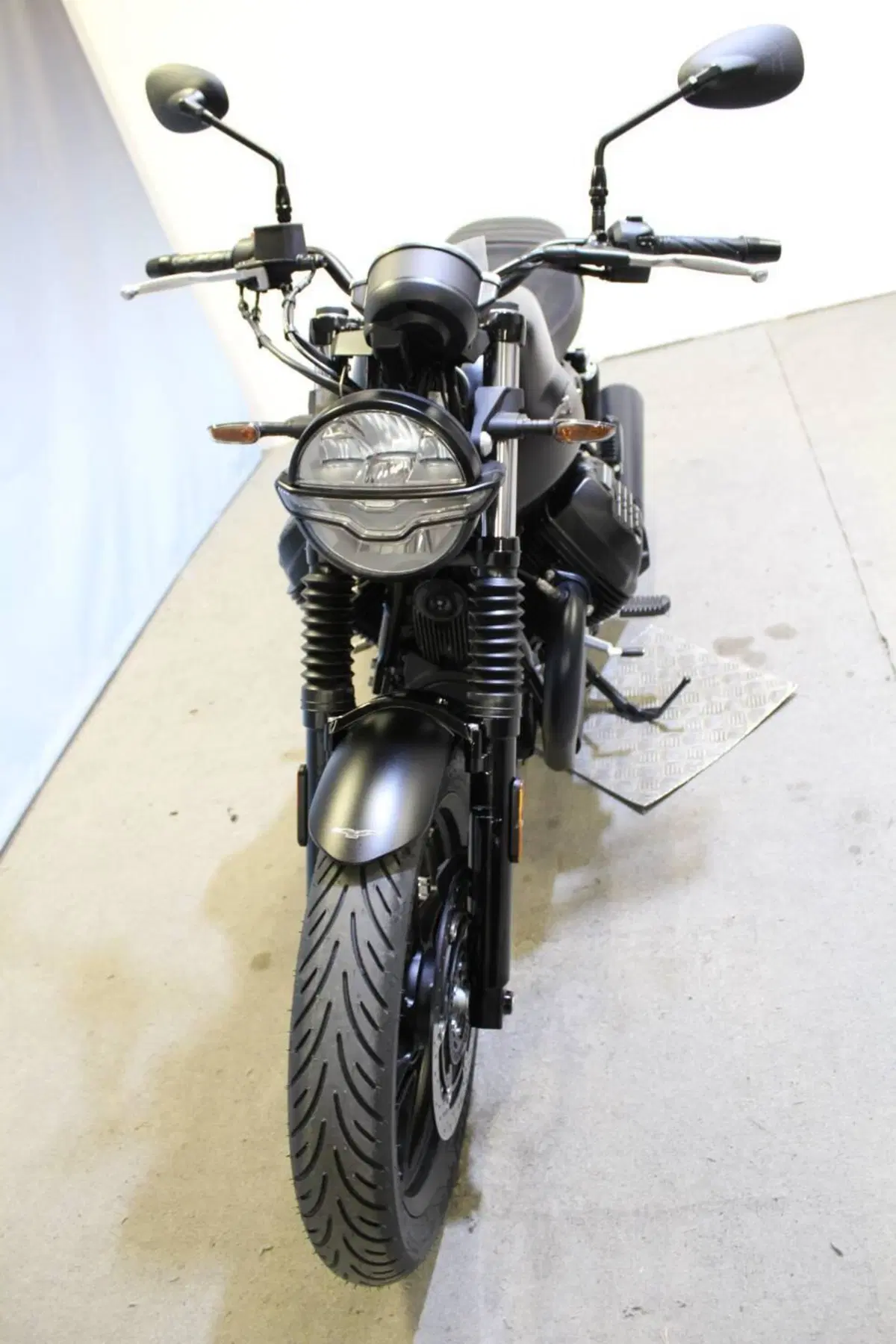 Moto Guzzi V7 Stone (2025 - 26) (13)