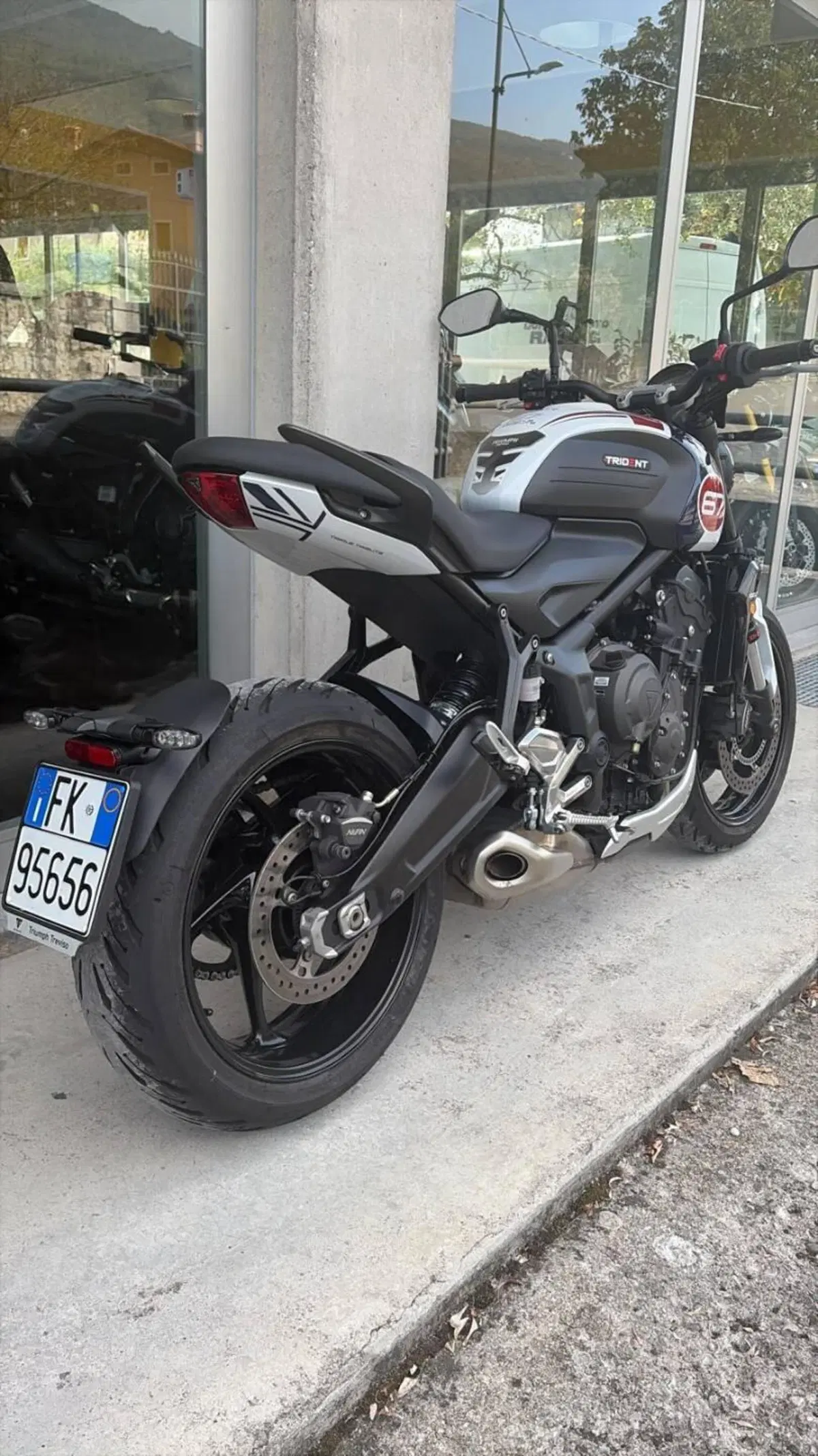 Triumph Trident 660 Triple Tribute Edition (2024) (3)