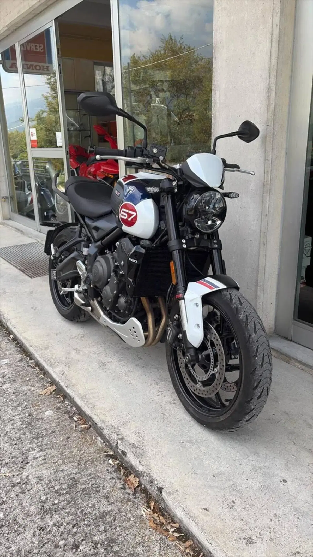 Triumph Trident 660 Triple Tribute Edition (2024) (4)