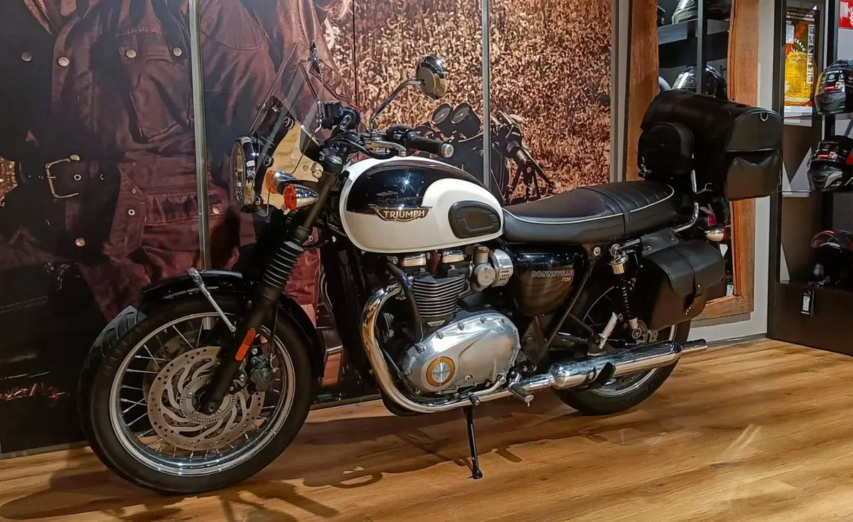 Triumph Bonneville T120 (2016 - 20) (2)