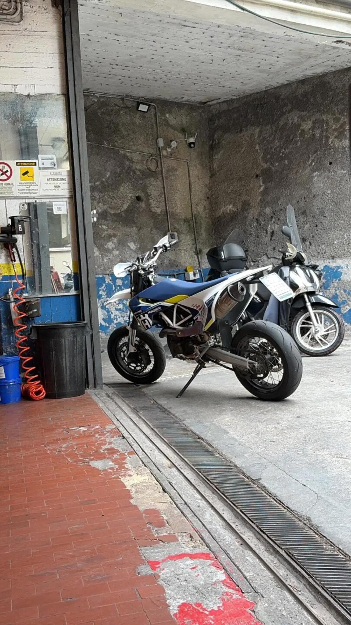 Husqvarna 701 Supermoto (2017 - 19) (2)