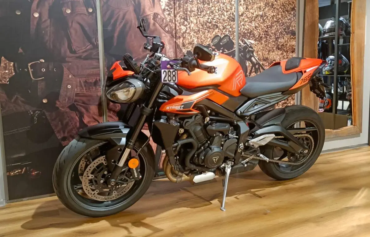 Triumph Street Triple 765 R (2023 - 26) (2)