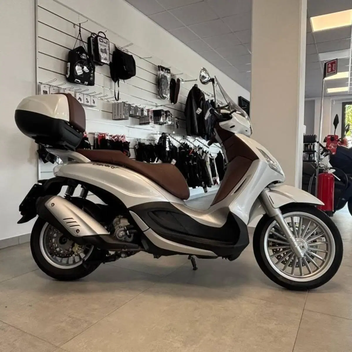 Piaggio Beverly 300 i.e. ABS-ASR (2016 - 20) (3)