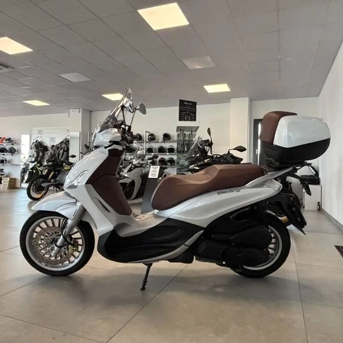 Piaggio Beverly 300 i.e. ABS-ASR (2016 - 20) (4)