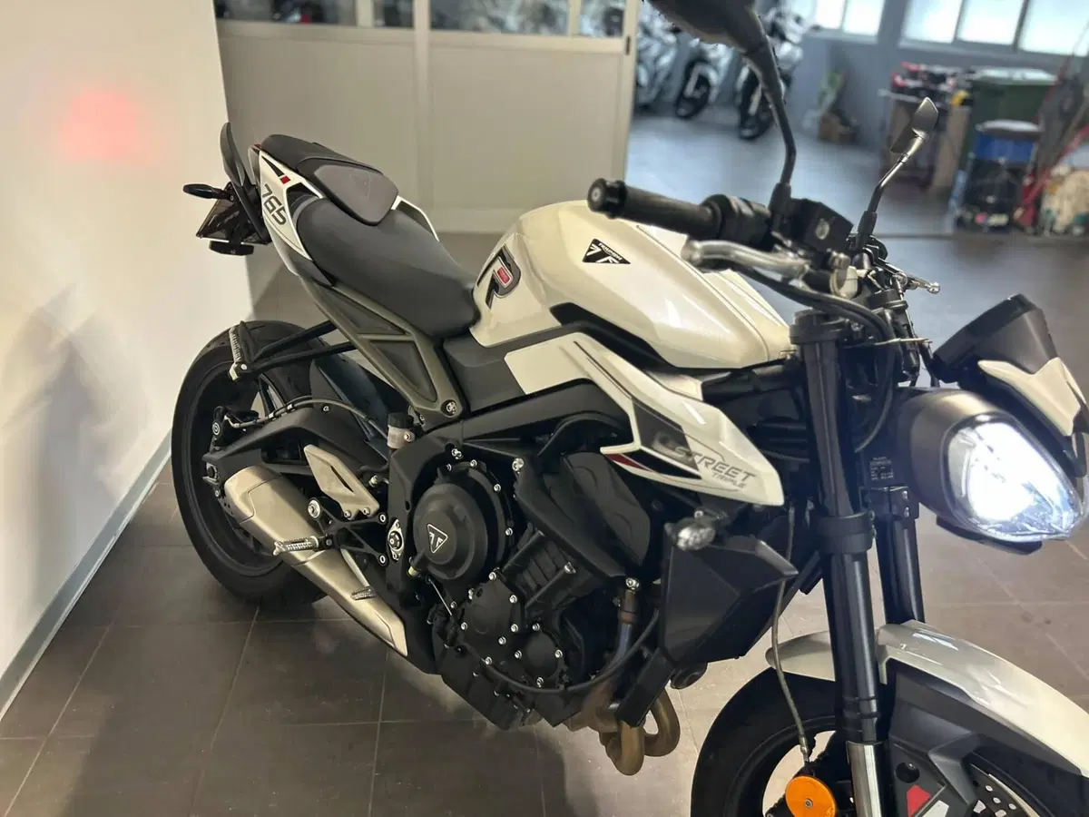 Triumph Street Triple 765 R (2023 - 26) (9)