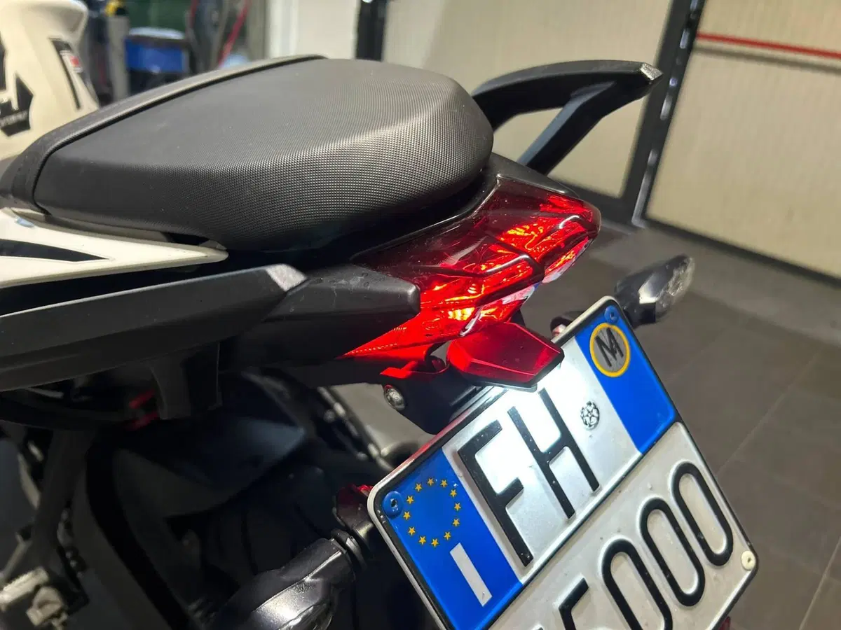 Triumph Street Triple 765 R (2023 - 26) (11)