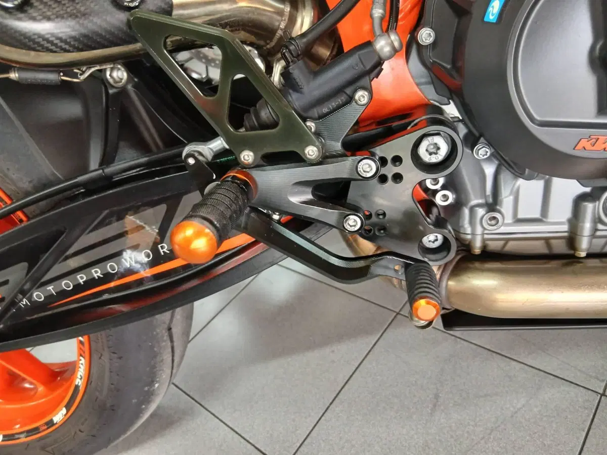 KTM 890 Duke R (2021 - 23) (6)