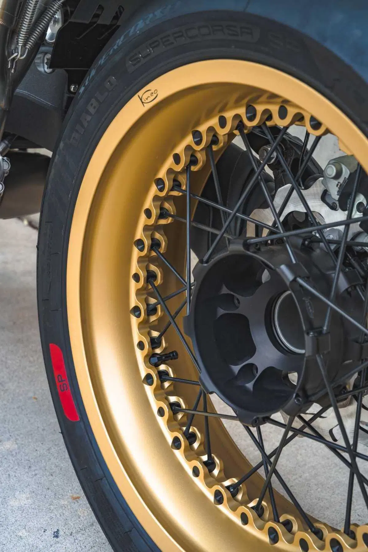 BMW R12 G/S SUMO, come la boxerona diventa Supermoto