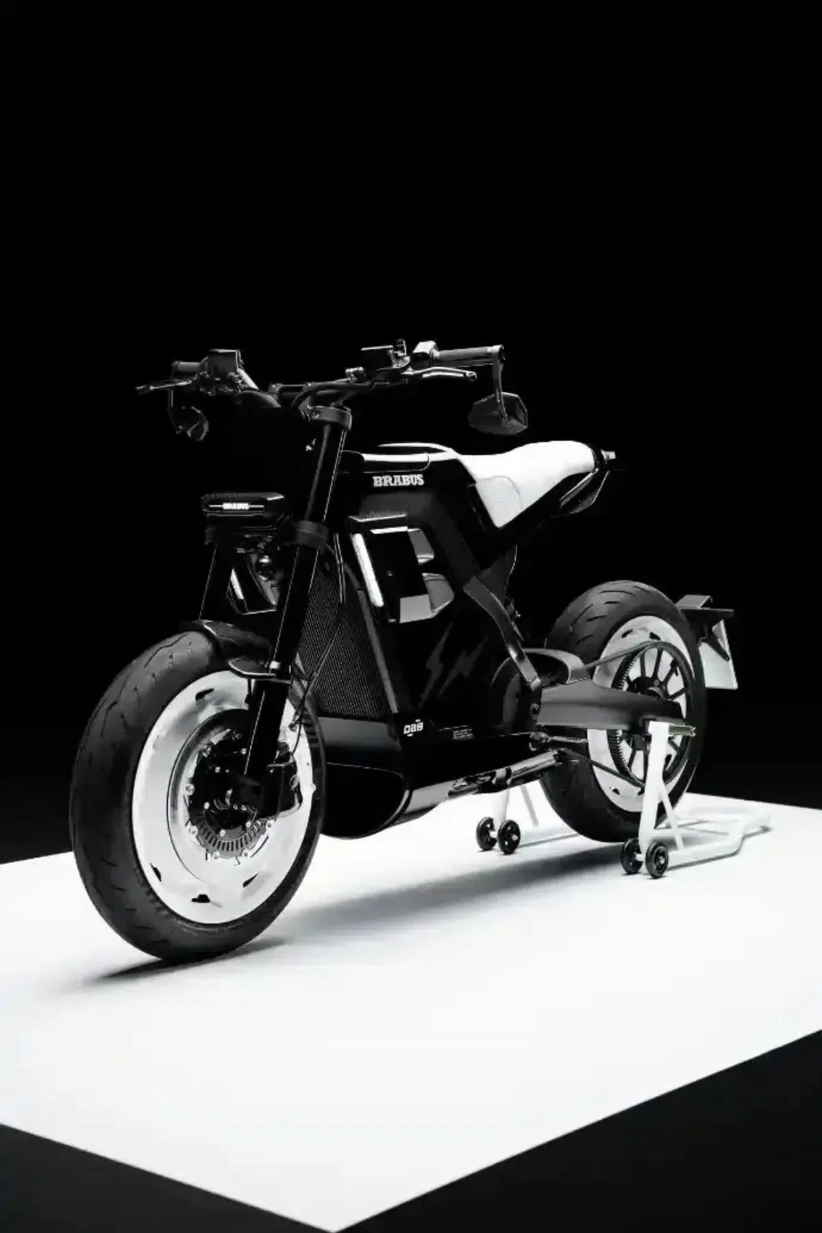 55.000 euro per una '125' elettrica in bianco e nero, l'ultima trovata di Brabus. Ma chi la compra? (2)