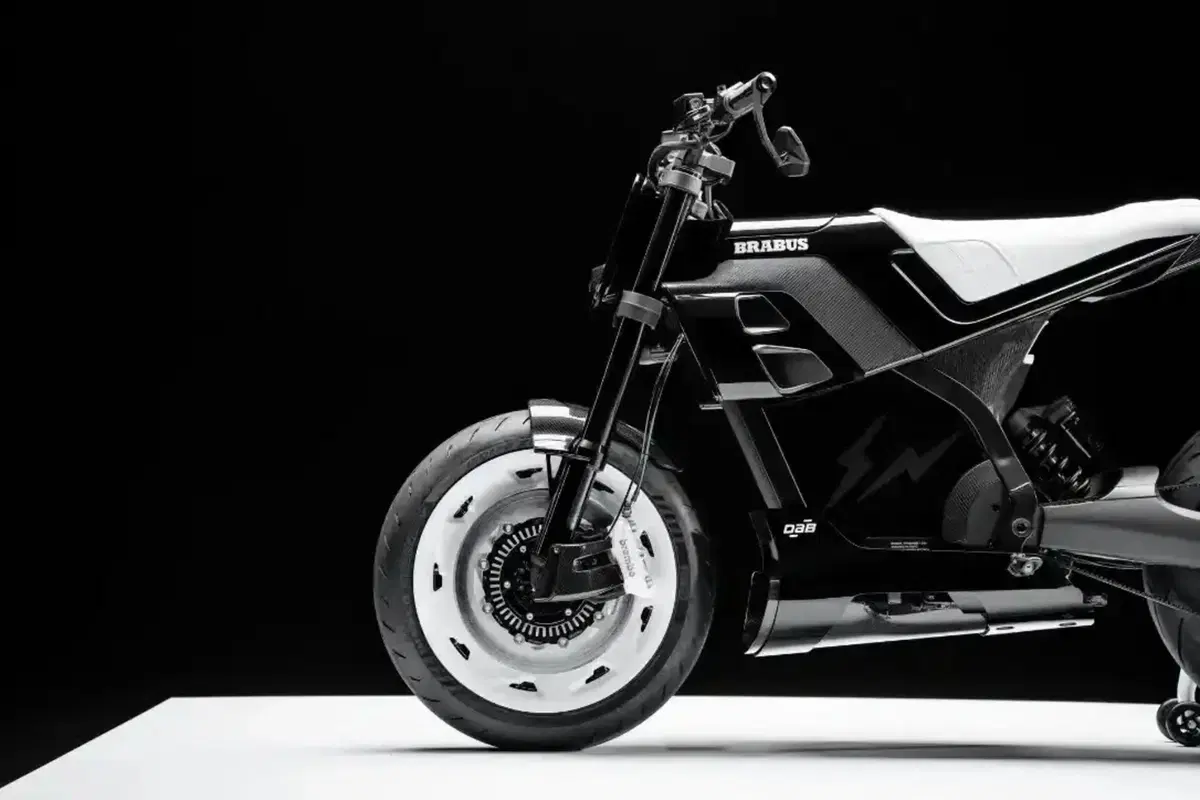 55.000 euro per una '125' elettrica in bianco e nero, l'ultima trovata di Brabus. Ma chi la compra?