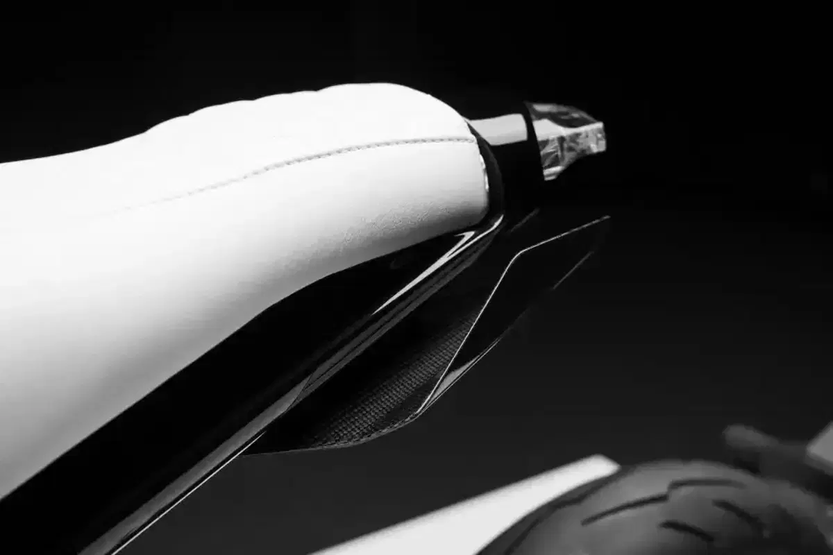 55.000 euro per una '125' elettrica in bianco e nero, l'ultima trovata di Brabus. Ma chi la compra? (3)