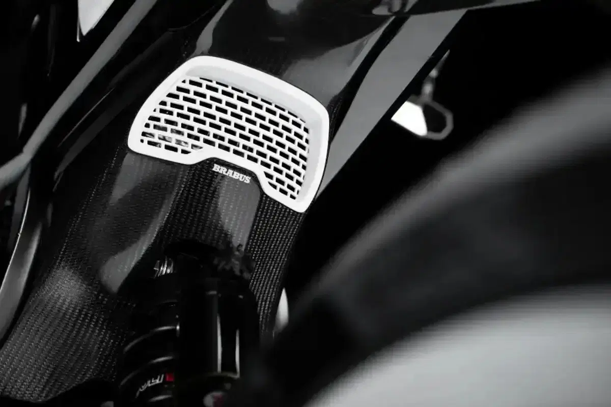 55.000 euro per una '125' elettrica in bianco e nero, l'ultima trovata di Brabus. Ma chi la compra? (4)