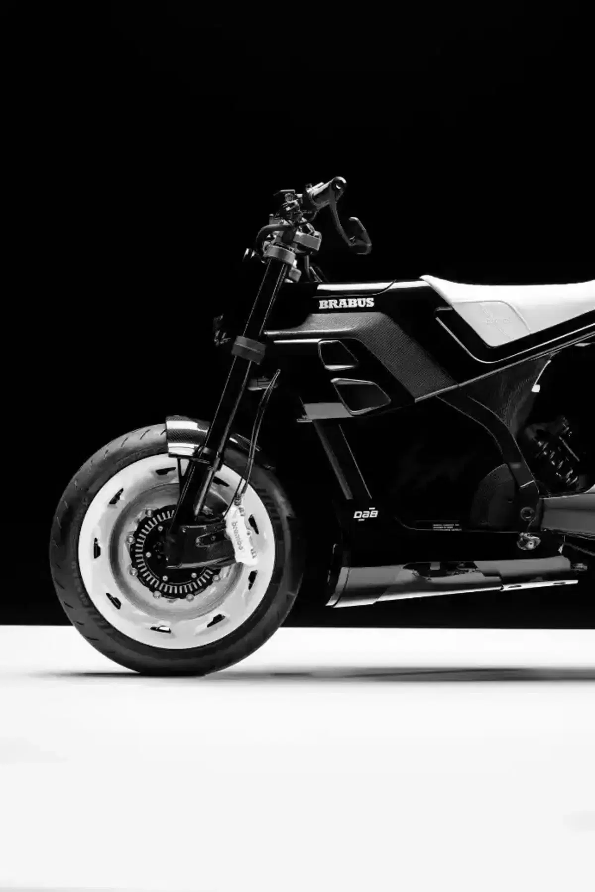 55.000 euro per una '125' elettrica in bianco e nero, l'ultima trovata di Brabus. Ma chi la compra? (5)