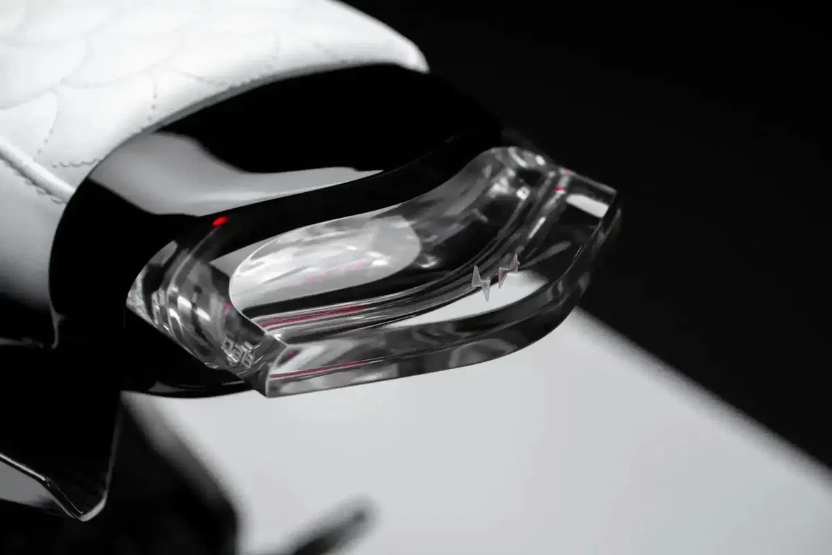 55.000 euro per una '125' elettrica in bianco e nero, l'ultima trovata di Brabus. Ma chi la compra? (8)