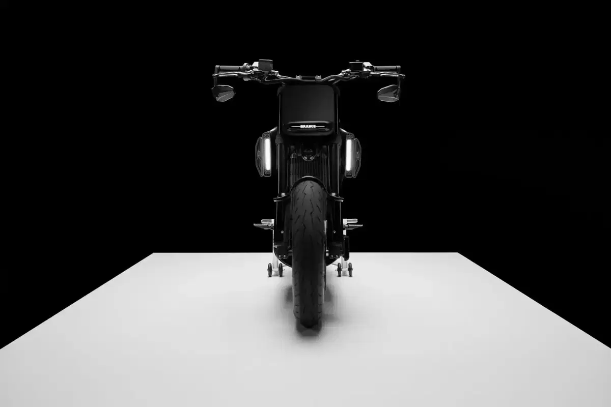 55.000 euro per una '125' elettrica in bianco e nero, l'ultima trovata di Brabus. Ma chi la compra? (9)