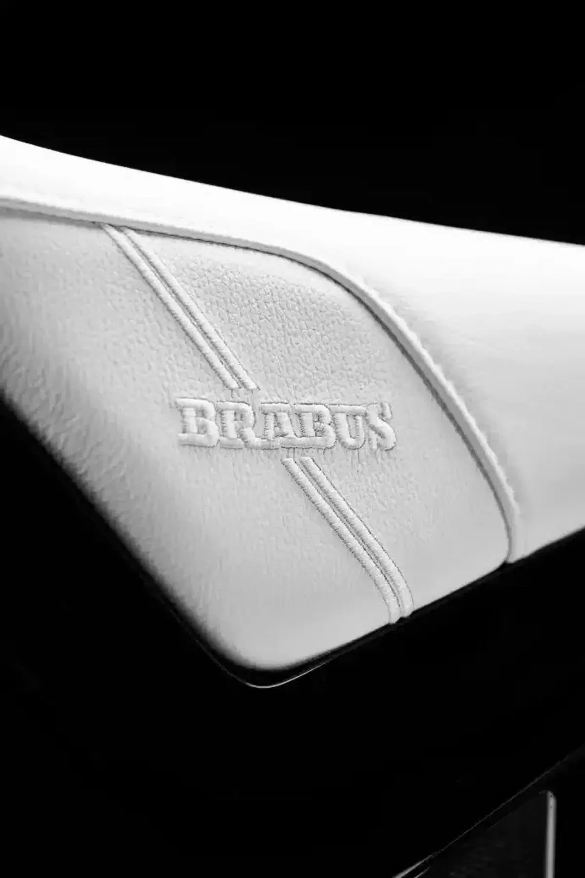 55.000 euro per una '125' elettrica in bianco e nero, l'ultima trovata di Brabus. Ma chi la compra? (15)