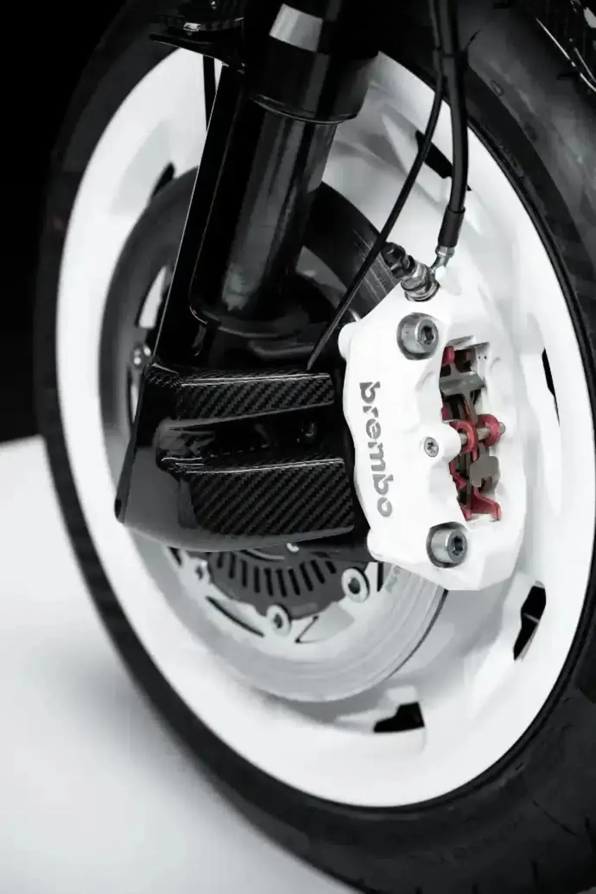 55.000 euro per una '125' elettrica in bianco e nero, l'ultima trovata di Brabus. Ma chi la compra? (17)