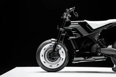55.000 euro per una '125' elettrica in bianco e nero, l'ultima trovata di Brabus. Ma chi la compra?