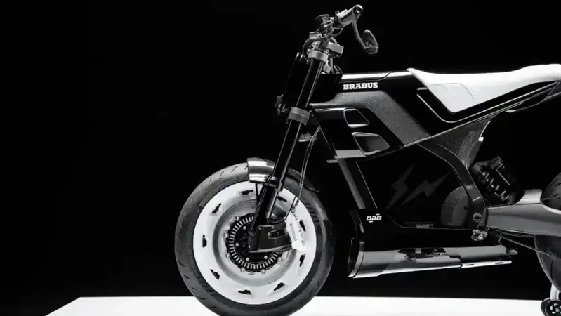55.000 euro per una '125' elettrica in bianco e nero, l'ultima trovata di Brabus. Ma chi la compra?
