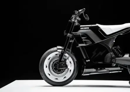 55.000 euro per una 125 elettrica in bianco e nero, l'ultima trovata di Brabus. Ma chi la compra?