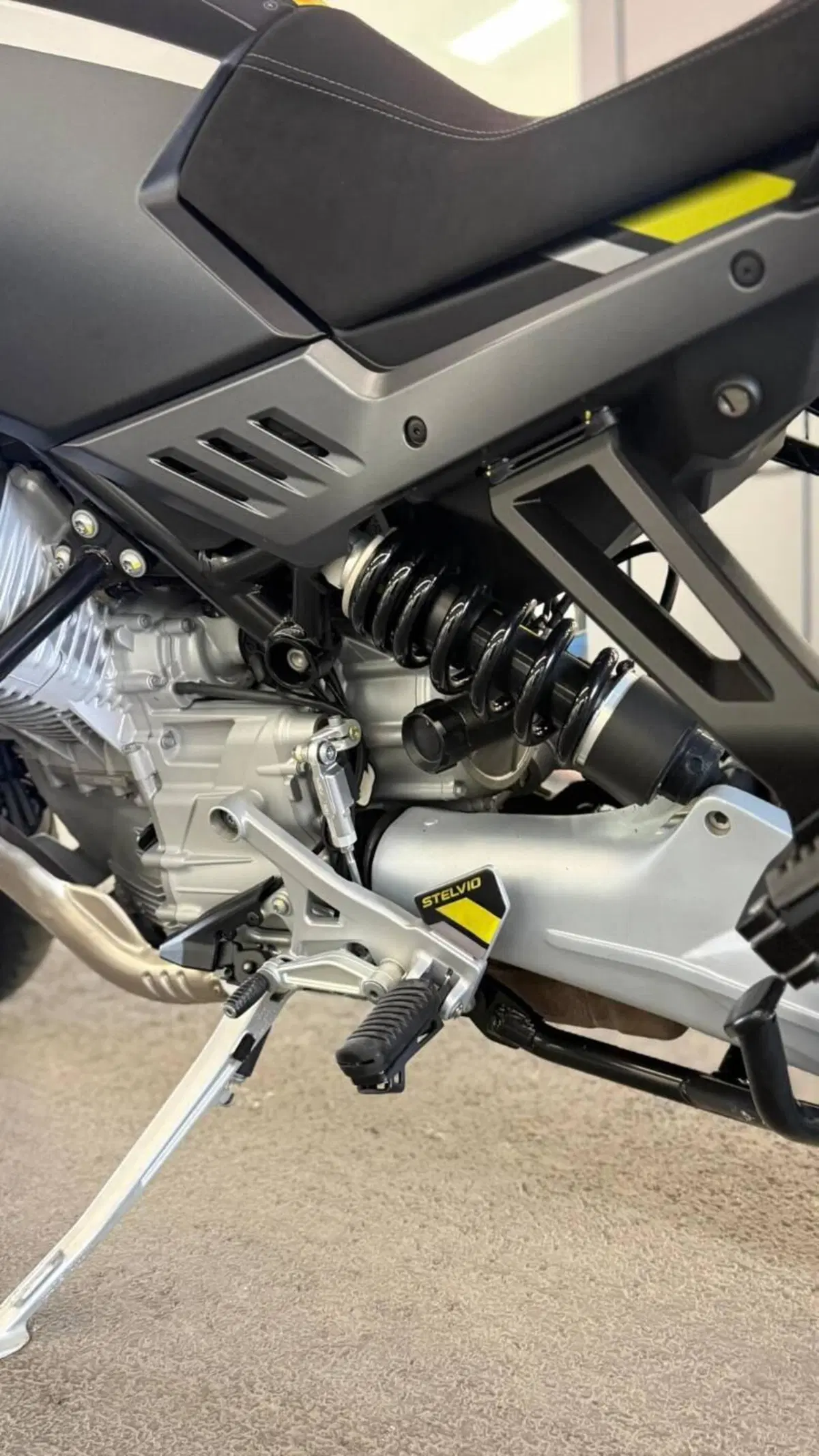 Moto Guzzi Stelvio (2024 - 26) (6)