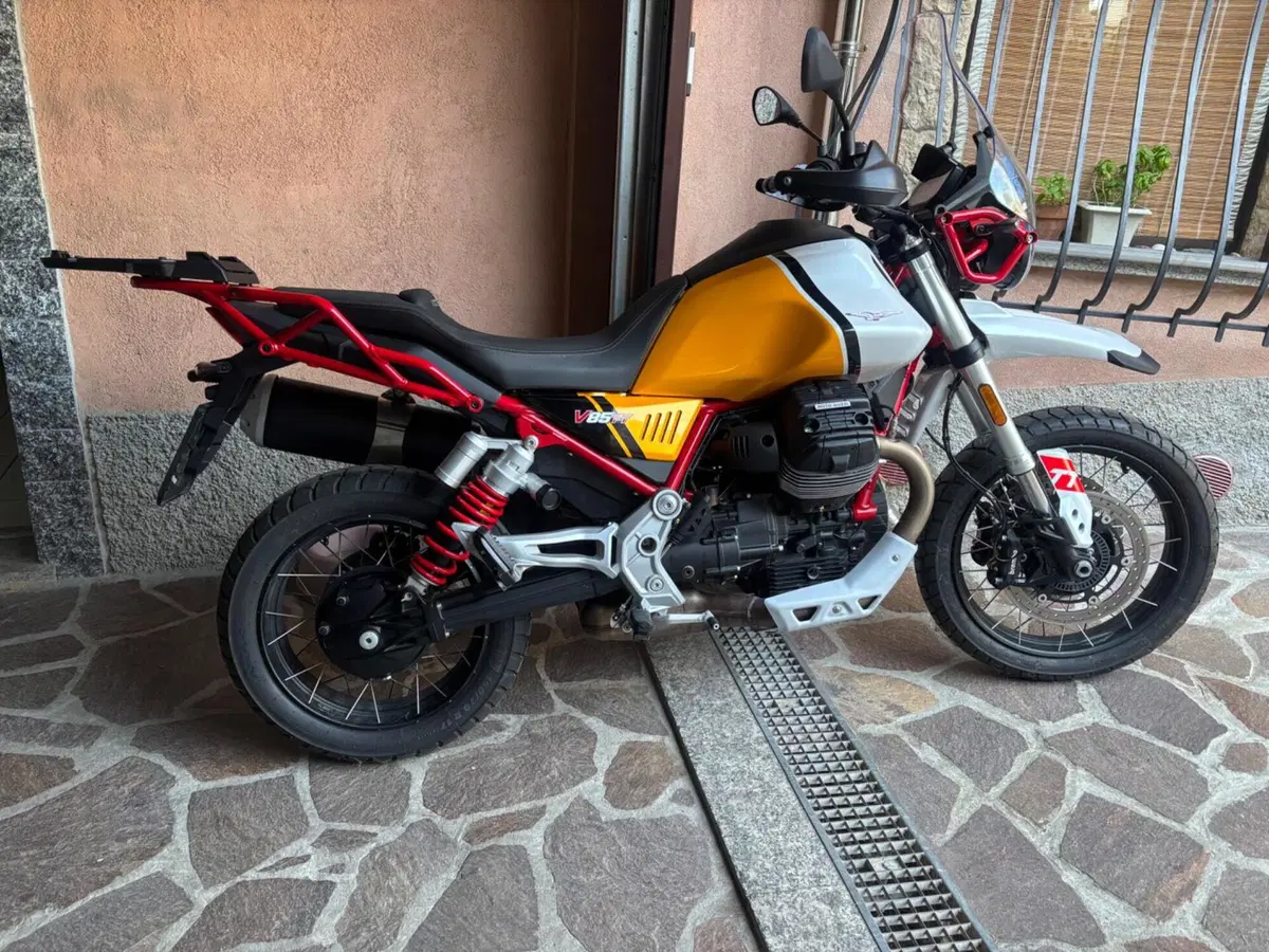 Moto Guzzi V85 TT Evocative Graphics (2021 - 23)