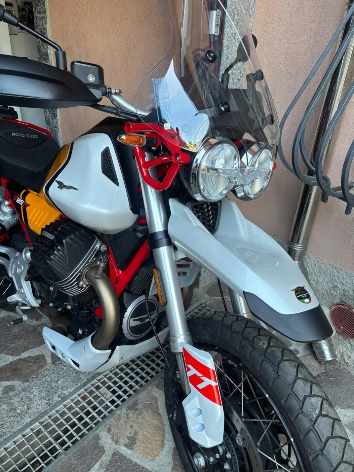 Moto Guzzi V85 TT Evocative Graphics (2021 - 23) (2)