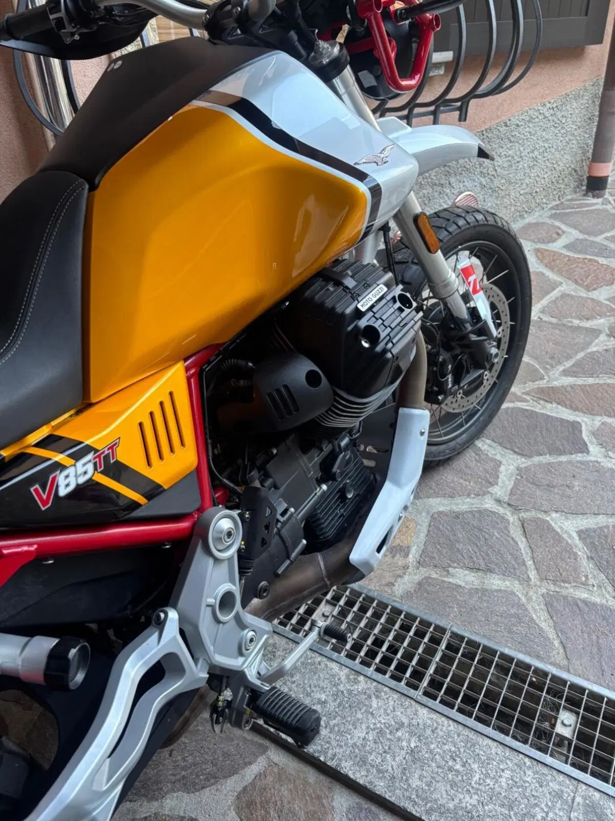 Moto Guzzi V85 TT Evocative Graphics (2021 - 23) (3)