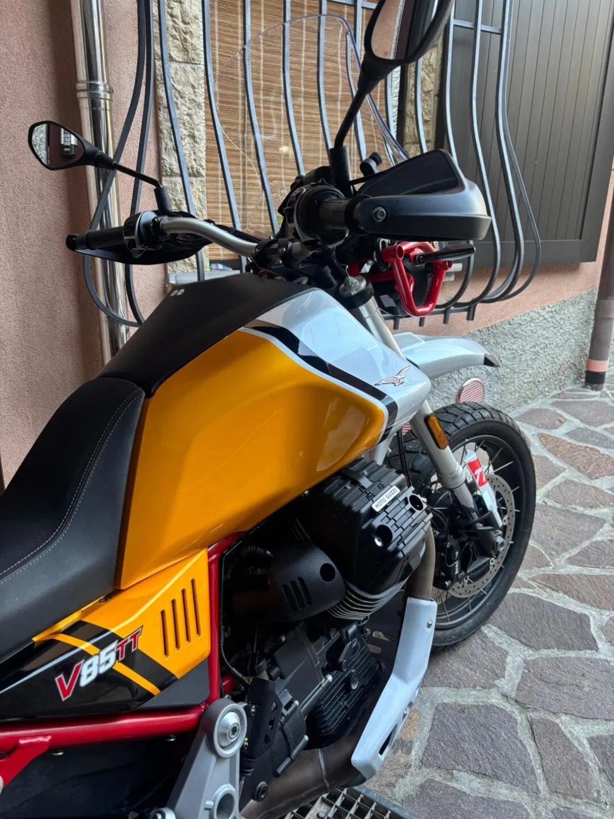 Moto Guzzi V85 TT Evocative Graphics (2021 - 23) (4)