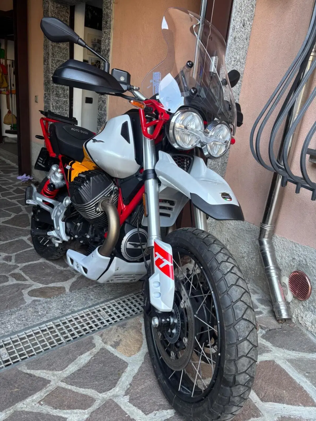 Moto Guzzi V85 TT Evocative Graphics (2021 - 23) (6)
