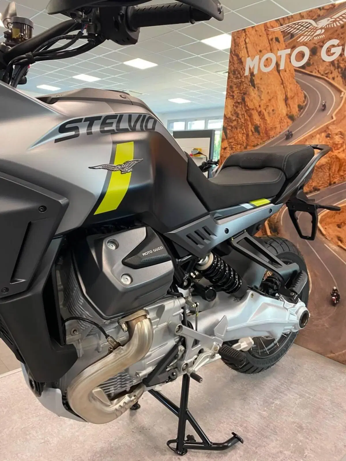 Moto Guzzi Stelvio (2024 - 26) (3)