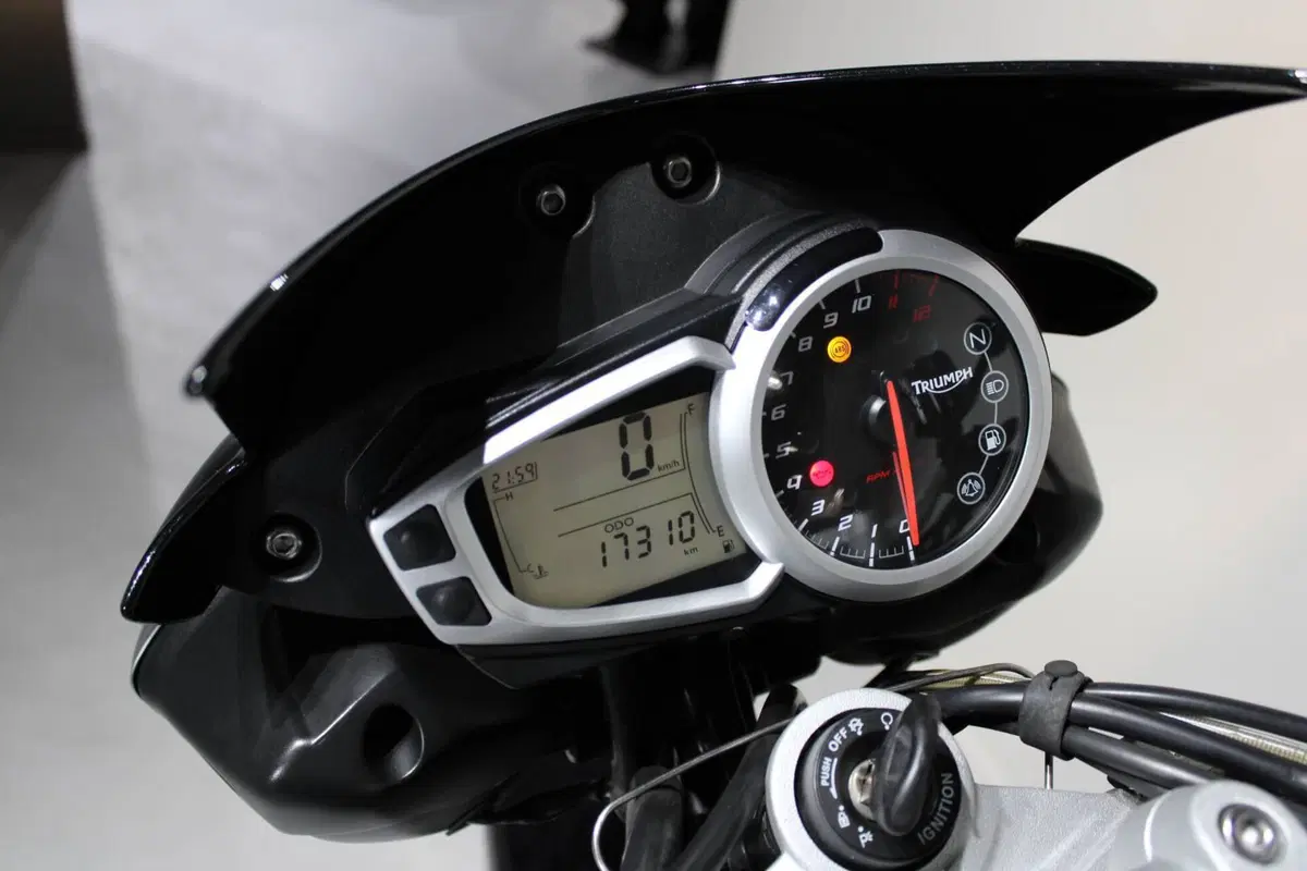 Triumph Speed Triple 1050 ABS (2011 - 15) (6)