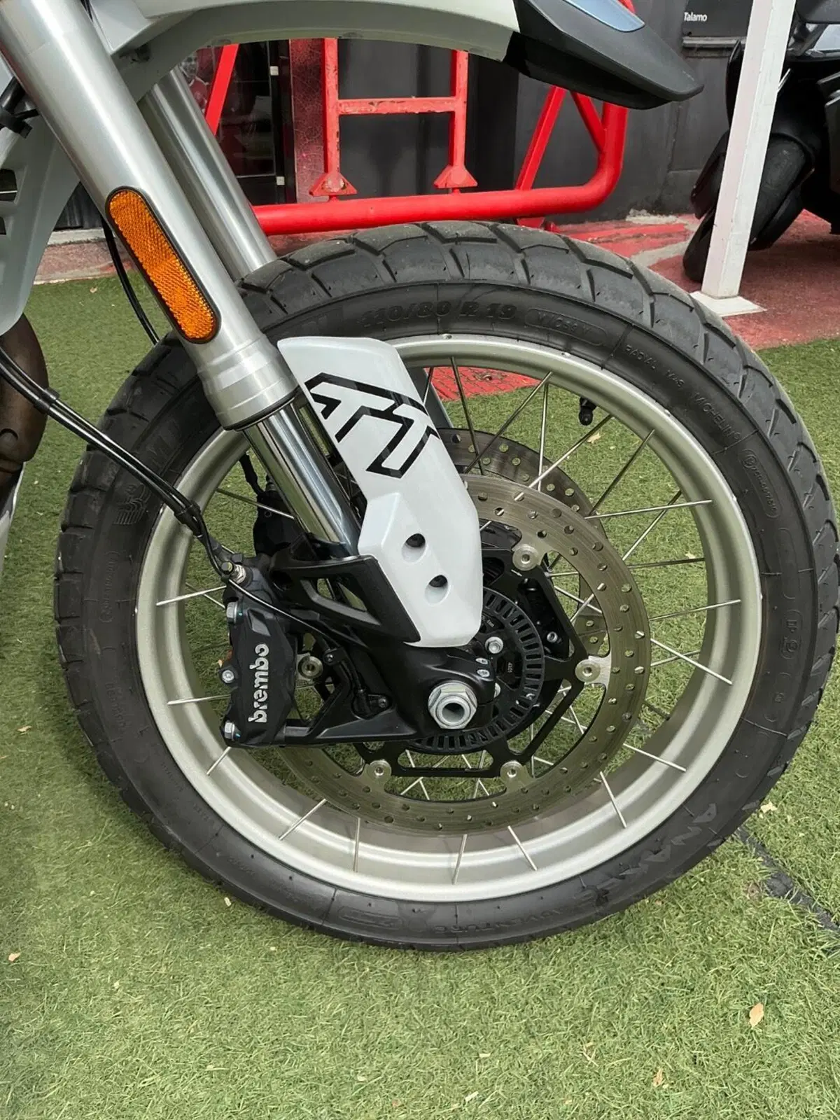Moto Guzzi V85 TT (2024 - 26) (9)