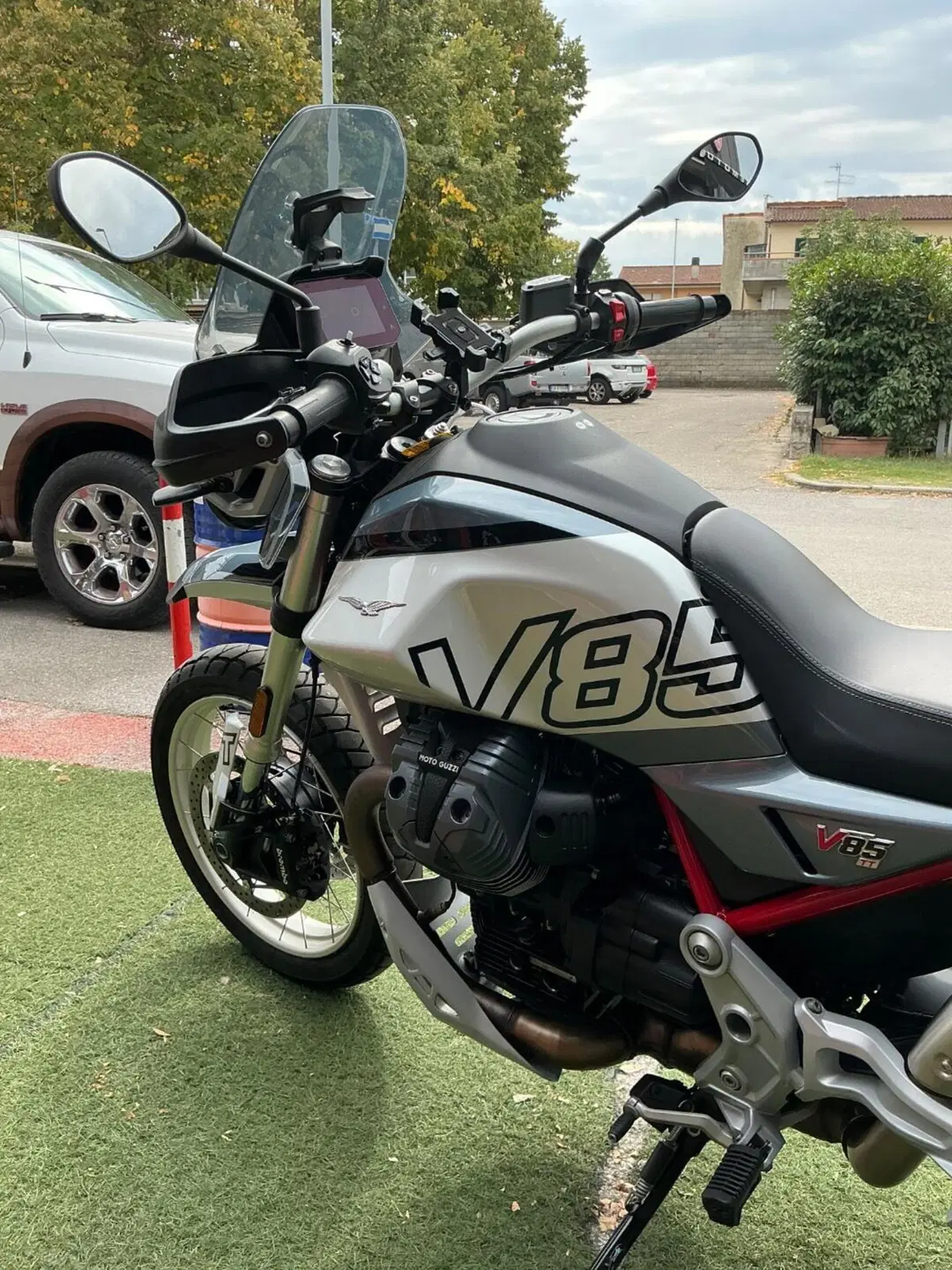 Moto Guzzi V85 TT (2024 - 26) (15)