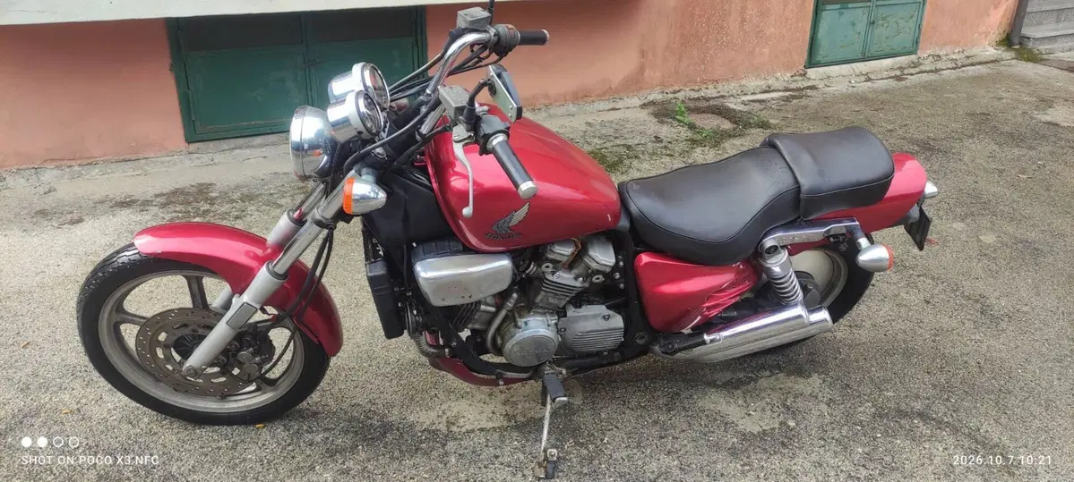 Honda VF750 C Magna (4)