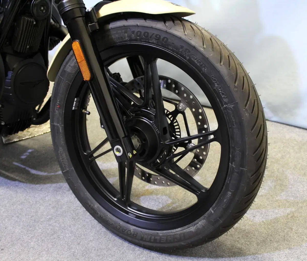 Moto Guzzi V7 Stone (2025 - 26) (7)