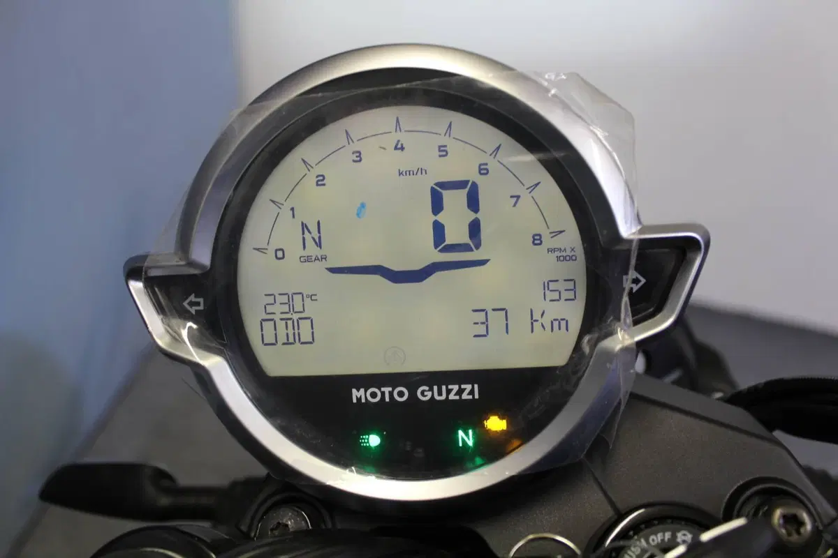 Moto Guzzi V7 Stone (2025 - 26) (3)
