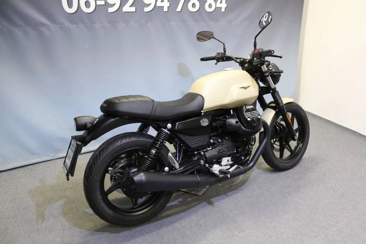 Moto Guzzi V7 Stone (2025 - 26) (4)