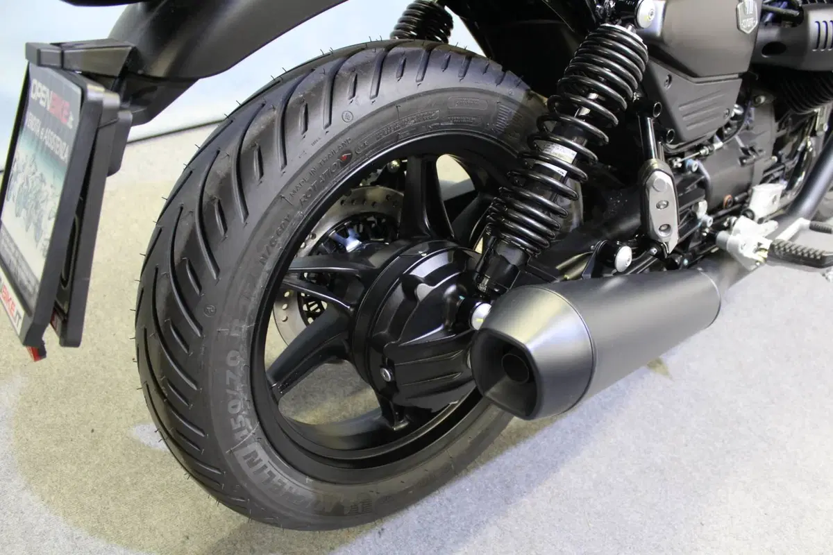 Moto Guzzi V7 Stone (2025 - 26) (6)