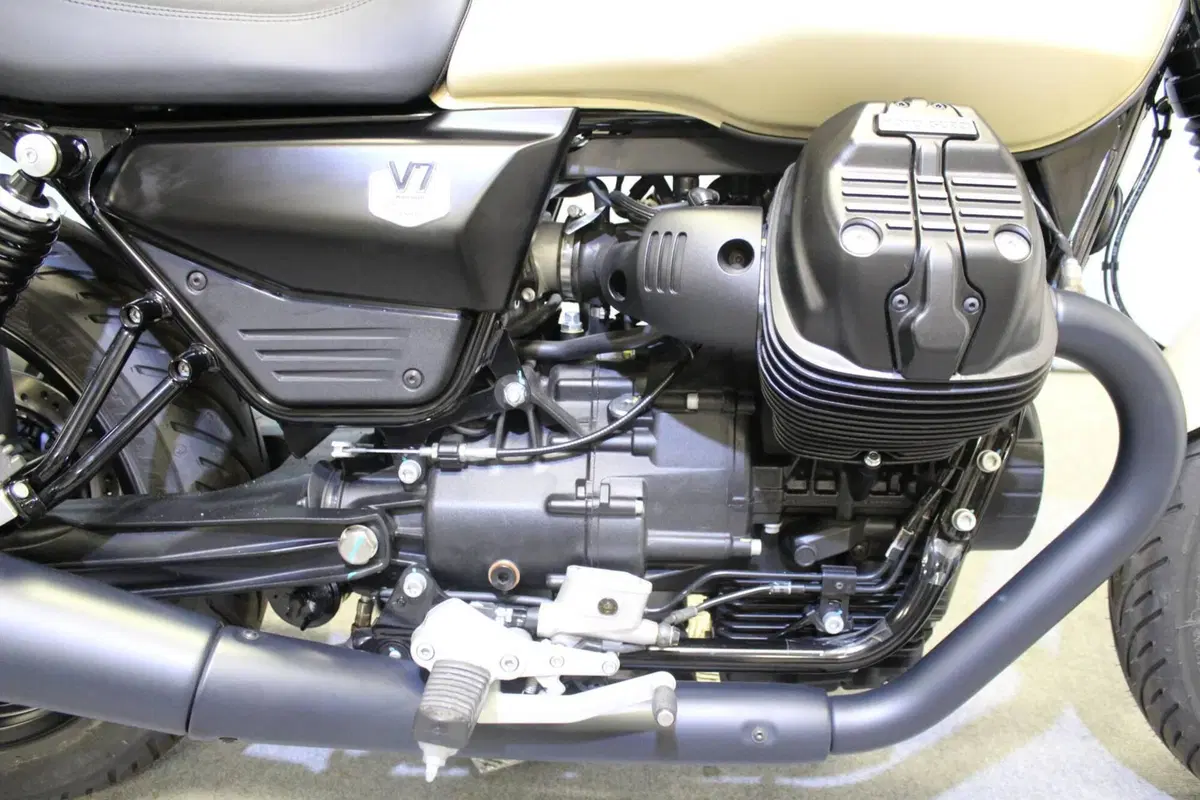 Moto Guzzi V7 Stone (2025 - 26) (9)