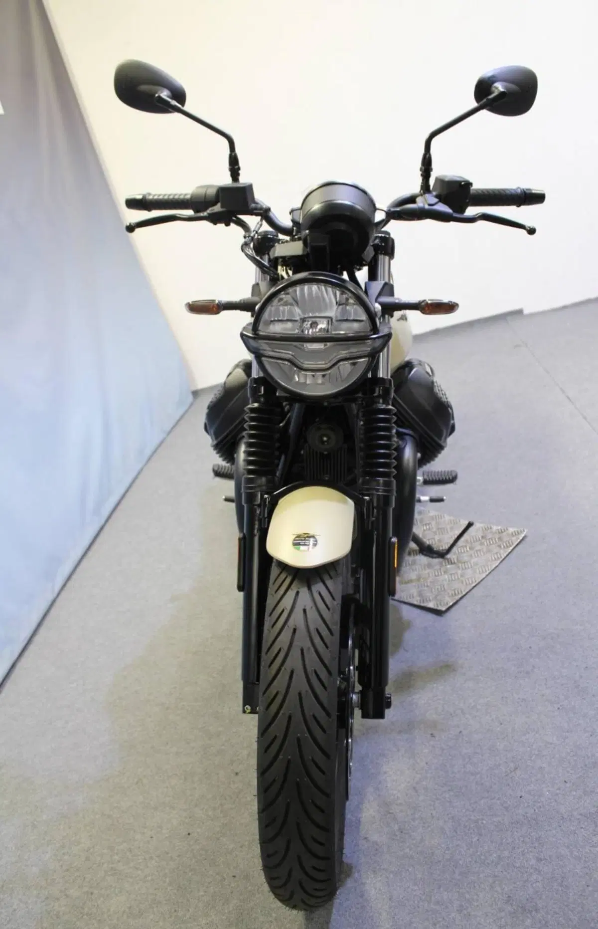 Moto Guzzi V7 Stone (2025 - 26) (13)