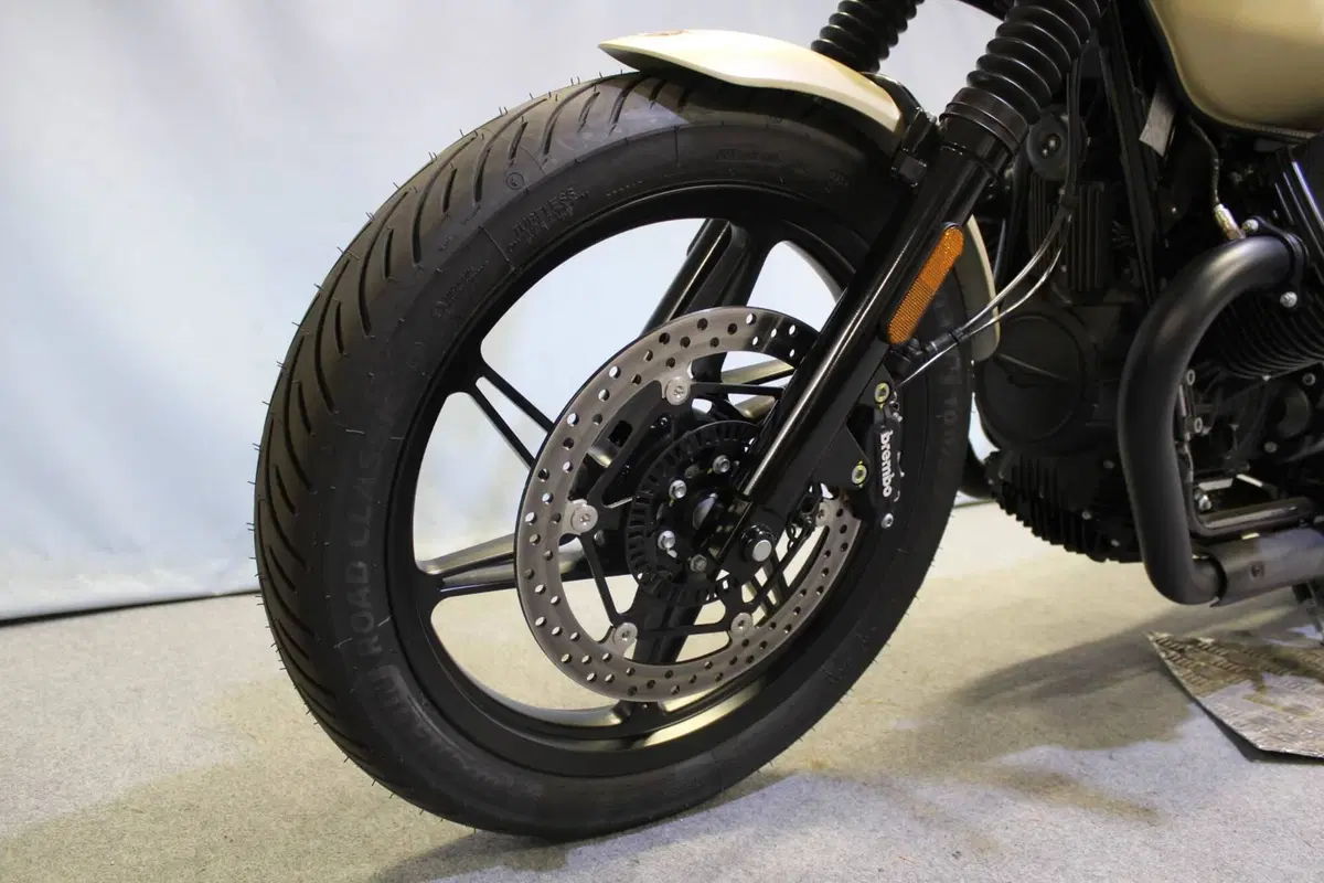 Moto Guzzi V7 Stone (2025 - 26) (14)