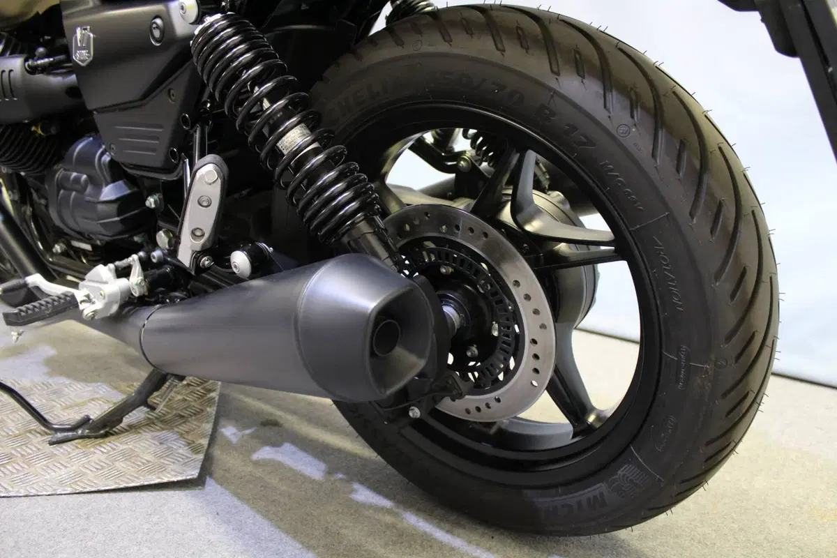 Moto Guzzi V7 Stone (2025 - 26) (15)
