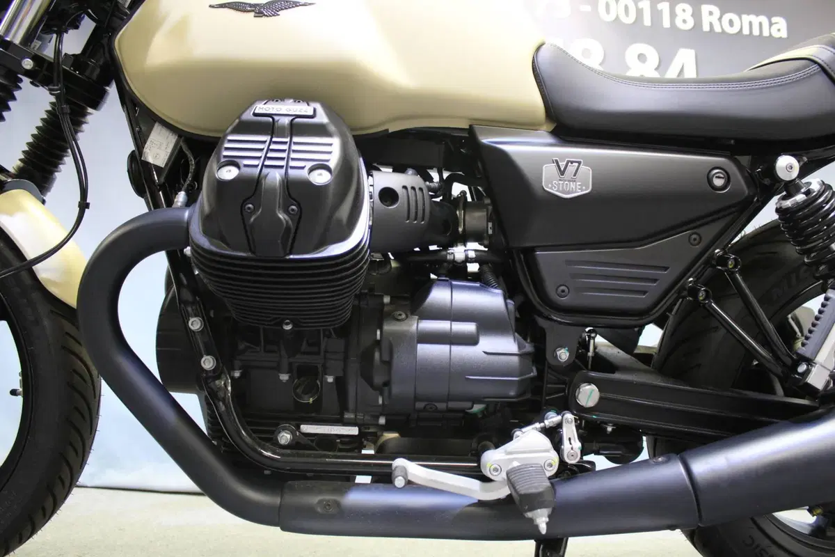 Moto Guzzi V7 Stone (2025 - 26) (16)
